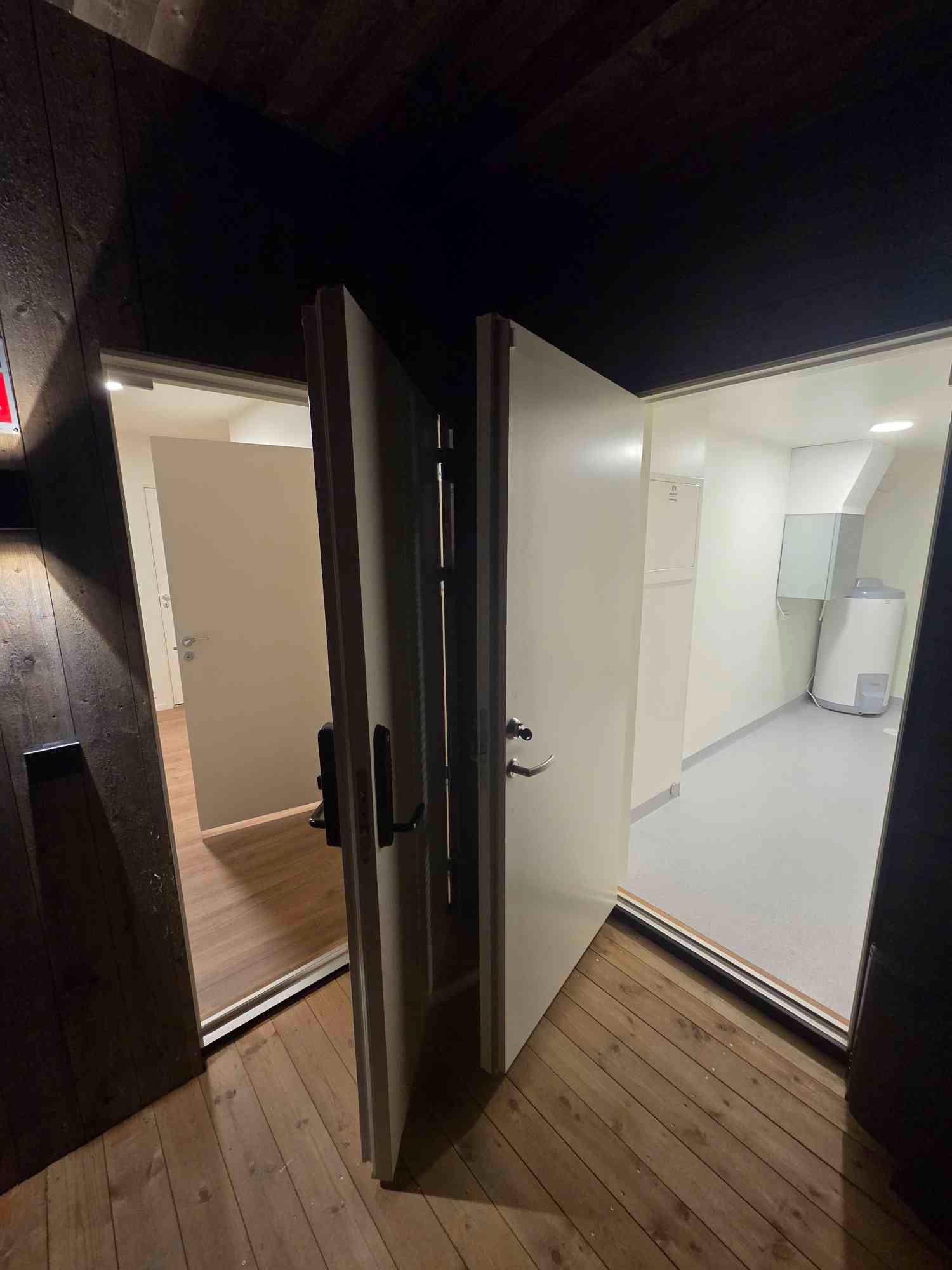 ingang til leiligheten og boden